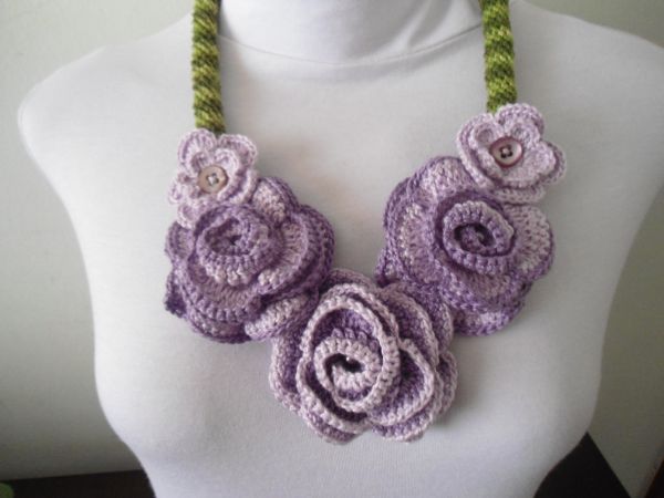 colar rosas